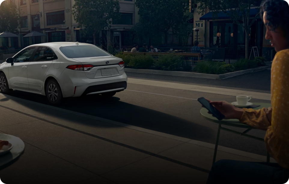 Mecánico revisando un motor Toyota